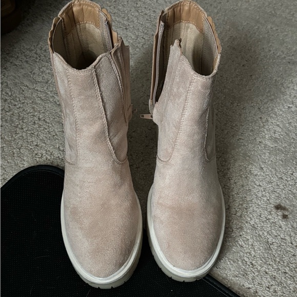 Boots - Picture 2 of 7